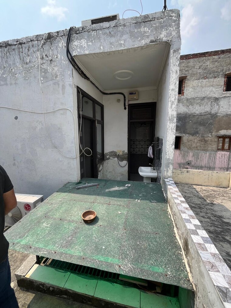 Exterior View, laxman vihar phase 2 5 Bedroom 120 Sq.Yd. Independent House In Laxman Vihar Phase 2 Gurgaon 9296871