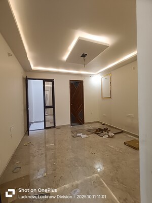 Room in 6 BHK Independent House at Gomti Nagar – for Sale