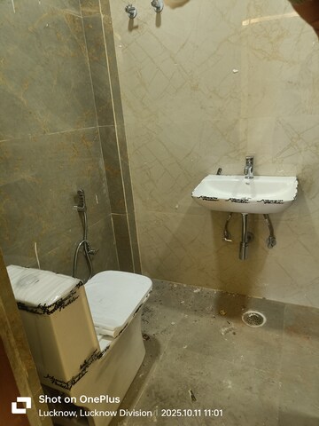 Bathroom in 6 BHK Villa at Gomti Nagar – for Sale