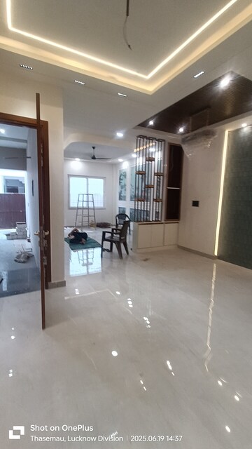 Room in 6 BHK Villa at Gomti Nagar – for Sale