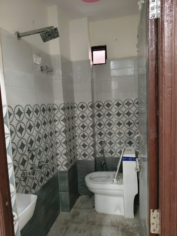 Bathroom, new ashok nagar 2 Bedroom 700 Sq.Ft. Builder Floor In New Ashok Nagar Delhi 9296931