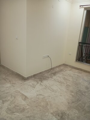 Room in 2.5 BHK Apartment at Hiranandani Canary, Ghodbunder Road – for Rent