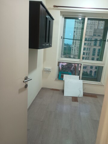 Room in 3 BHK Apartment at Hiranandani Canary, Ghodbunder Road – for Rent
