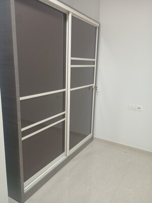 Room in 2 BHK Apartment at Hiranandani Eagleridge Wing B, Thane West – for Rent