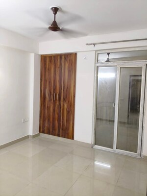Room in 2 BHK Apartment at AIMS Golf Town, Sector 4 Greater Noida – for Rent