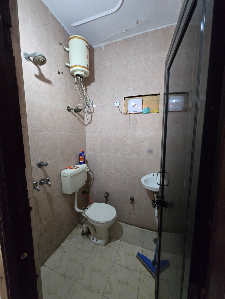 Attached Bathroom, lajpat nagar 4 1.5 Bedroom 600 Sq.Ft. Apartment In Lajpat Nagar 4 Delhi 9296975