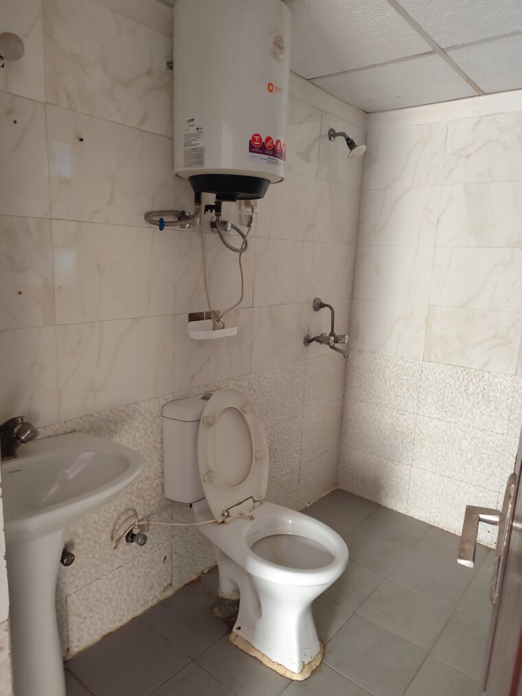 Bathroom, aims-golf-city 2.5 Bedroom 1150 Sq.Ft. Apartment In Sector 75 Noida 9297058