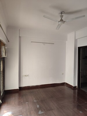 Room in 2.5 BHK Apartment at Aims Golf City, Sector 75 – for Rent