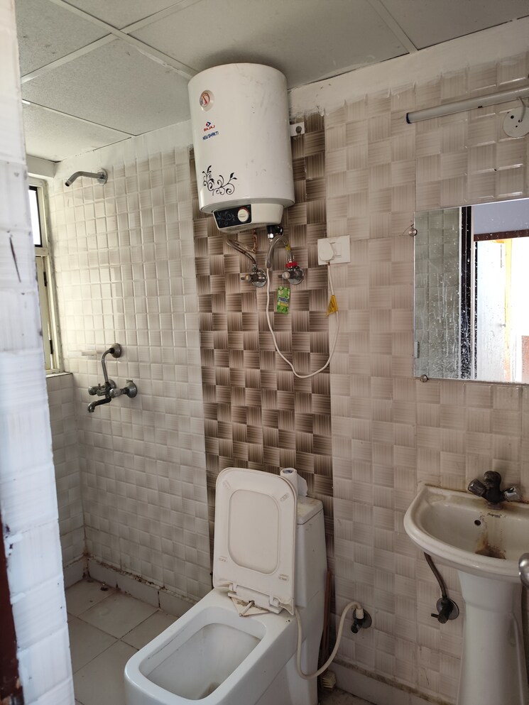 Bathroom, aims-golf-city 3.5 Bedroom 1550 Sq.Ft. Apartment In Sector 75 Noida 9297087