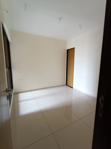 Room in 2.5 BHK Apartment at Chandak 34 Park Estate, Goregaon West – for Rent
