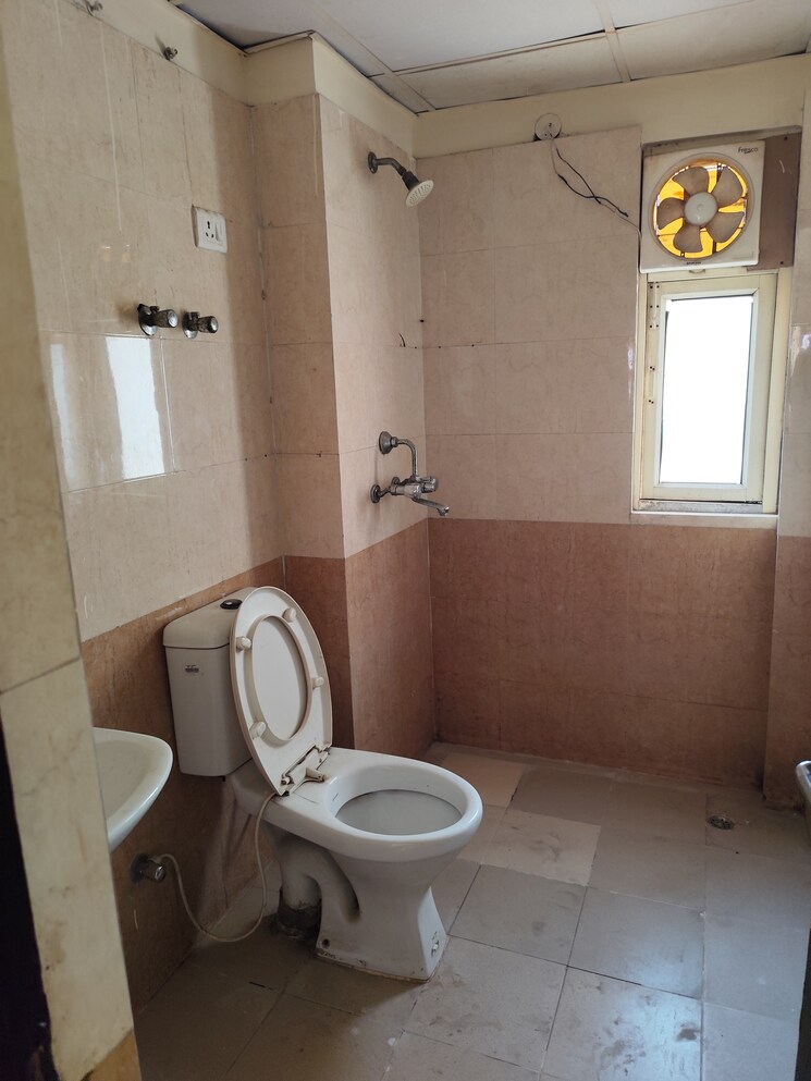 Bathroom, aims-golf-city 3.5 Bedroom 1750 Sq.Ft. Apartment In Sector 75 Noida 9297104