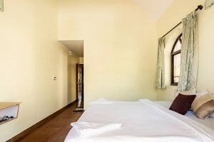 Room in 6 BHK Villa at Candolim – for Rent