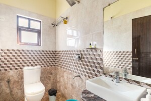 Bathroom in 6 BHK Villa at Candolim – for Rent