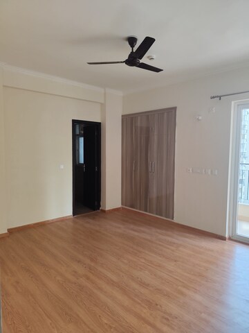 Room in 3.5 BHK Apartment at Aims Golf Avenue I, Sector 75 – for Rent