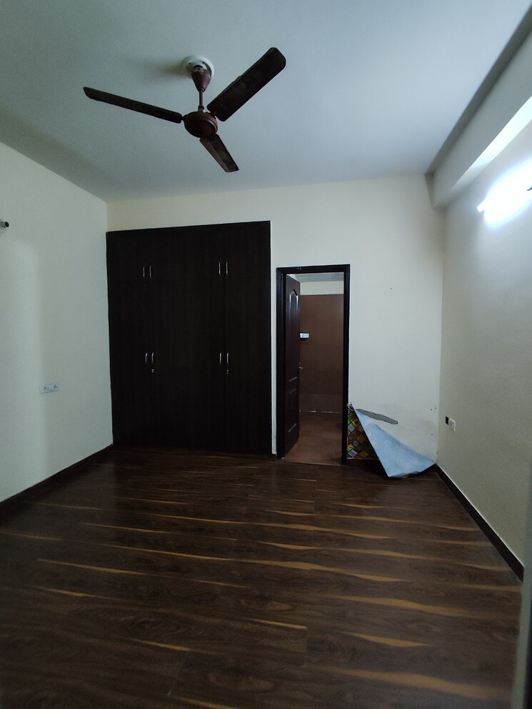 Room, aims-golf-avenue-ii 2.5 Bedroom 1100 Sq.Ft. Apartment In Sector 75 Noida 9297140