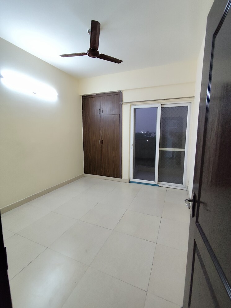 Room, aims-golf-avenue-ii 2.5 Bedroom 1100 Sq.Ft. Apartment In Sector 75 Noida 9297140