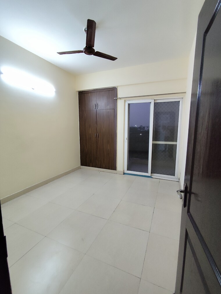 Room, aims-golf-avenue-ii 2.5 Bedroom 1100 Sq.Ft. Apartment In Sector 75 Noida 9297140