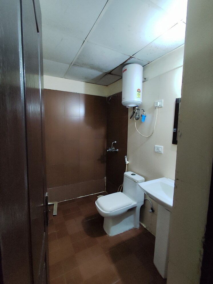 Bathroom, aims-golf-avenue-ii 2.5 Bedroom 1100 Sq.Ft. Apartment In Sector 75 Noida 9297140