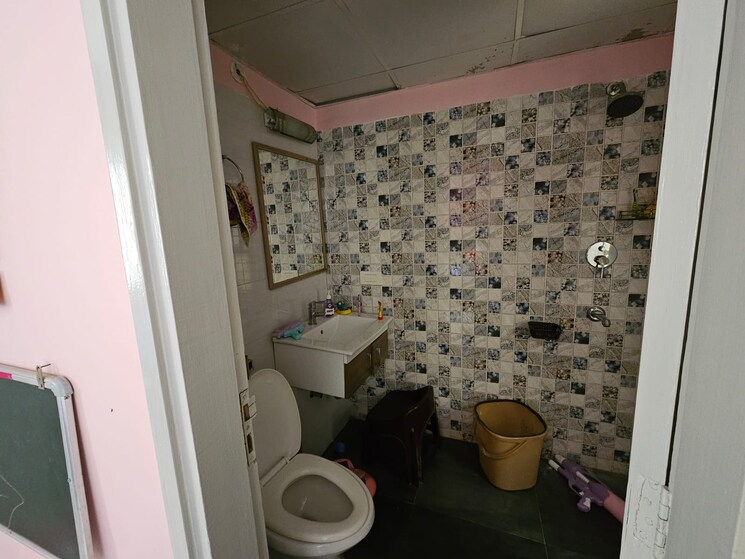 Bathroom, tulip-violet 3 Bedroom 1578 Sq.Ft. Apartment In Sector 69 Gurgaon 9297286