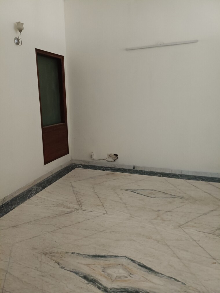 Room, new friends colony 6 Bedroom 504 Sq.Yd. Independent House In New Friends Colony Delhi 9297340