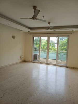 Room in 6 BHK Independent House at New Friends Colony – for Sale