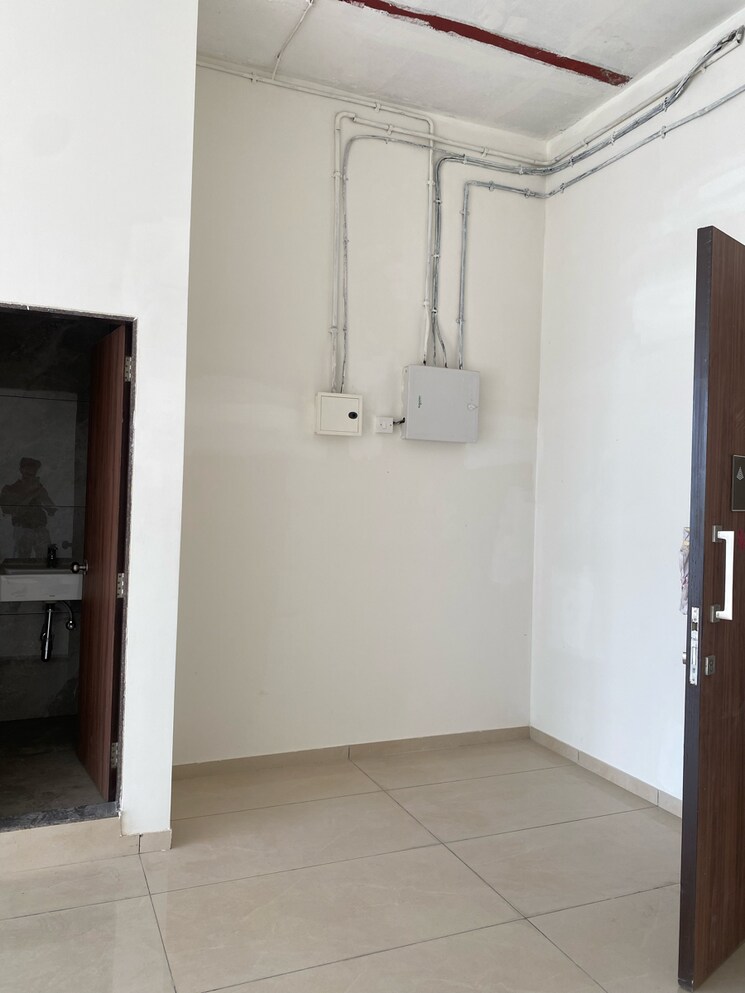 Room, chandak-unicorn Commercial Office Space 750 Sq.Ft. In Jeevan Nagar Mumbai 9297404