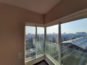 Room in 2 BHK Apartment at Kabra Metro One, Andheri West – for Rent