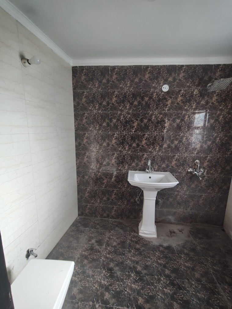 Bathroom, green fields colony 4 Bedroom 320 Sq.Yd. Builder Floor In Green Fields Colony Faridabad 9297556