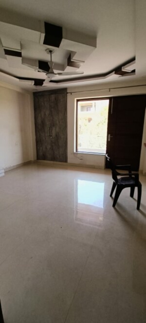 Room in 4 BHK Builder Floor at Green Fields Colony – for Rent
