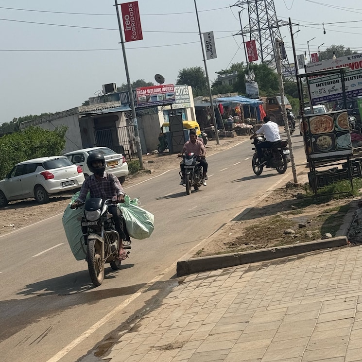  Parking, ireo-the-corridors Commercial Warehouse 350 Sq.Yd. In Ramgarh Dhani Gurgaon 9297650