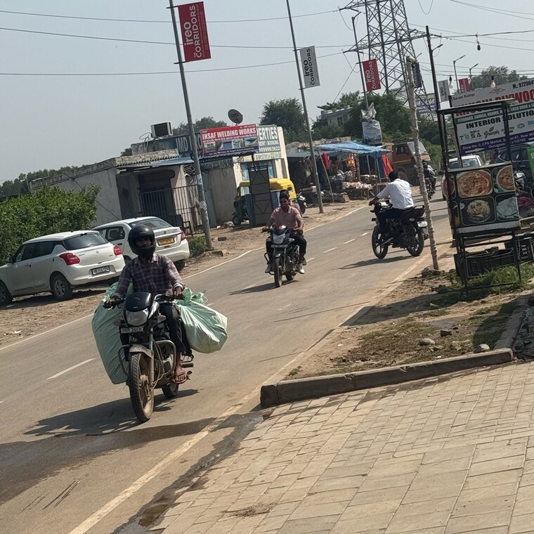  Parking, ireo-the-corridors Commercial Warehouse 350 Sq.Yd. In Ramgarh Dhani Gurgaon 9297650