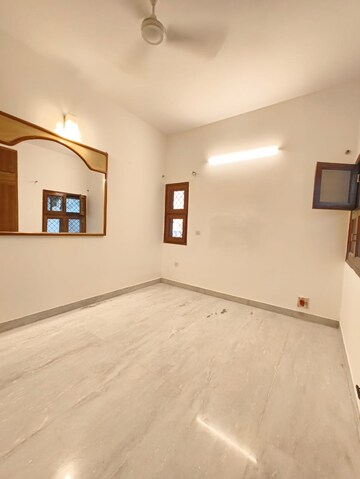 Room in 3 BHK Builder Floor at Nehru Enclave – for Rent