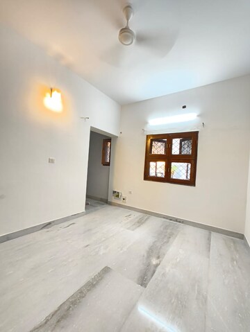 Room in 3 BHK Builder Floor at Nehru Enclave – for Rent