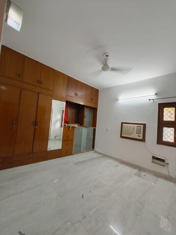 Room in 3 BHK Builder Floor at Nehru Enclave – for Rent