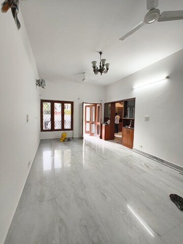 Room in 3 BHK Builder Floor at Nehru Enclave – for Rent