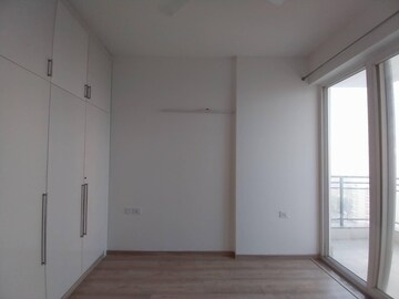 Room in 3.5 BHK Apartment at DLF The Ultima, Sector 81 – for Rent