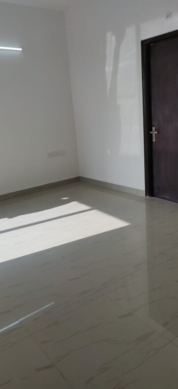 Room in 2 BHK Apartment at Nimbus Express Park View - II, Chi V Greater Noida – for Sale
