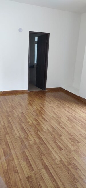 Room in 2 BHK Apartment at Nimbus Express Park View - II, Chi V Greater Noida – for Sale