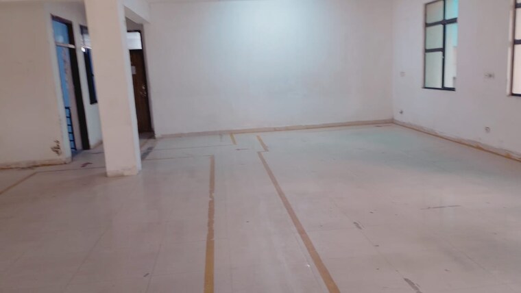 Room, sector 62 Commercial Office Space in IT/SEZ 3500 Sq.Ft. In Sector 62 Noida 9297839