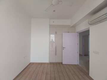 Room in 3.5 BHK Apartment at DLF Ultima Phase II, Sector 81 – for Rent
