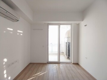 Room in 3.5 BHK Apartment at DLF Ultima Phase II, Sector 81 – for Rent