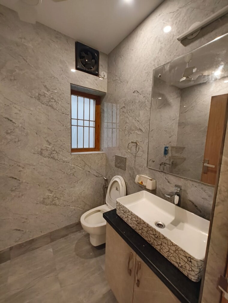 Bathroom, alaknanda 3 Bedroom 150 Sq.Yd. Builder Floor In Alaknanda Delhi 9297884