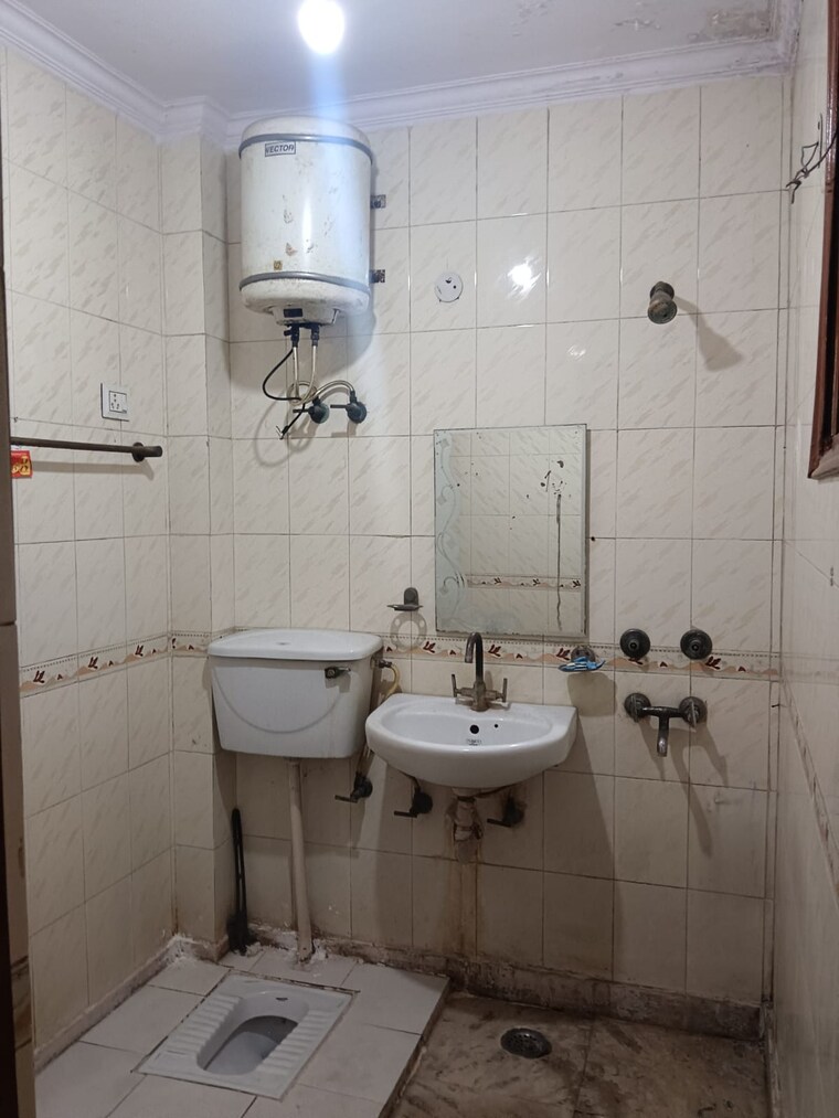 Bathroom, malviya nagar 3 Bedroom 115 Sq.Yd. Builder Floor In Malviya Nagar Delhi 9298024