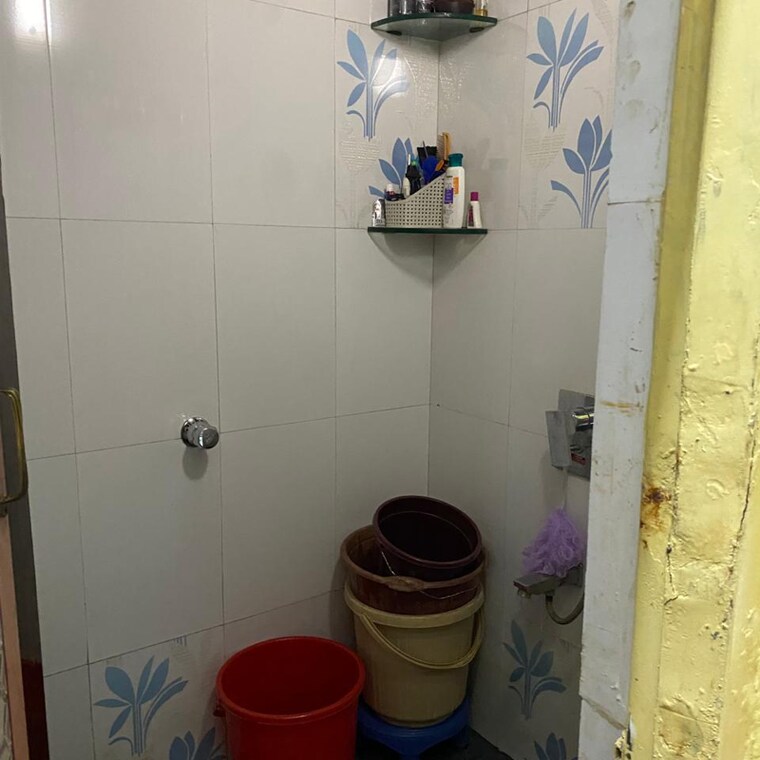 Bathroom, dilshad garden 3 Bedroom 1125 Sq.Ft. Builder Floor In Dilshad Garden Delhi 9298549