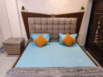 Bedroom in 2 BHK Apartment at Beach Queen Apartments, Andheri West – for Rent