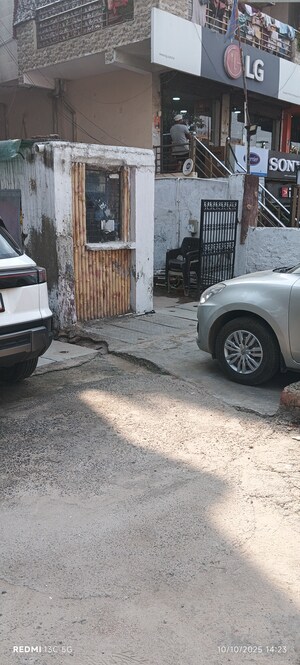 Parking in 1 BHK Builder Floor at Shalimar Garden – for Rent