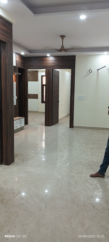 Room in 2 BHK Builder Floor at Shalimar Garden – for Rent