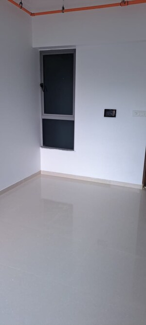 Room in 1 BHK Apartment at Lodha Amara, Kolshet Road – for Rent