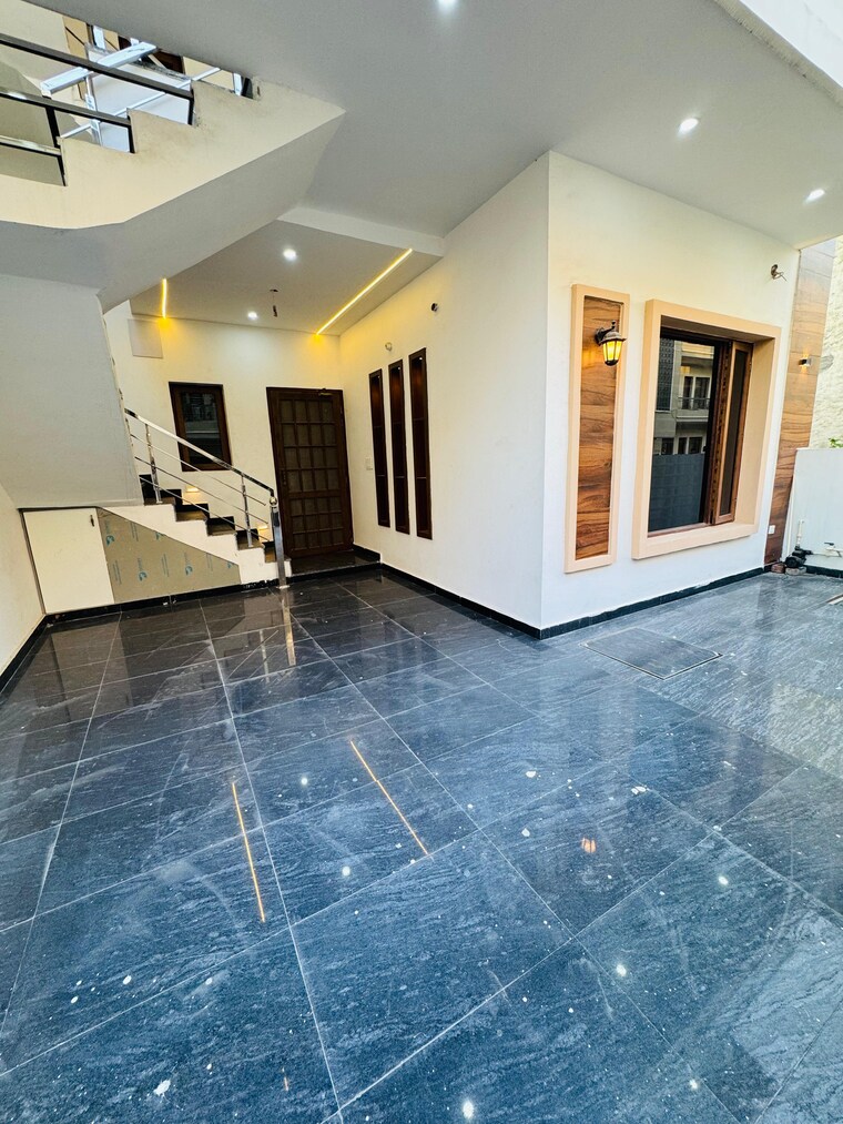  Parking, sector 124 4 Bedroom 140 Sq.Yd. Independent House In Sector 124 Mohali 9298975