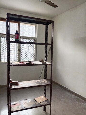 Room in 2.5 BHK Apartment at Mahagun Mywoods II, Sector 16c Greater Noida – for Rent